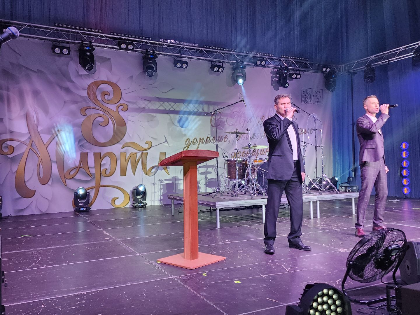 Чехов, дворец спорта Олимпийский, 8 Марта, Международный женский день, праздничный концерт, мероприятие, ансамбль танца Юность, вокальная студия Авангард, Митя Фомин, песни, танцы,