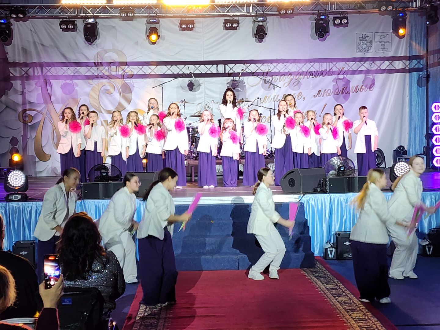 Чехов, дворец спорта Олимпийский, 8 Марта, Международный женский день, праздничный концерт, мероприятие, ансамбль танца Юность, вокальная студия Авангард, Митя Фомин, песни, танцы,