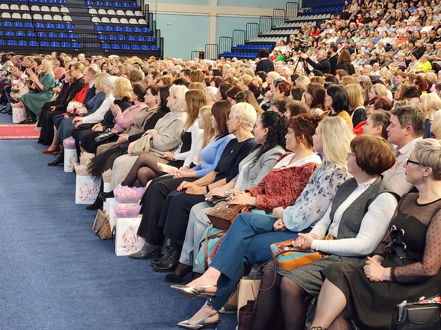 Чехов, дворец спорта Олимпийский, 8 Марта, Международный женский день, праздничный концерт, мероприятие, ансамбль танца Юность, вокальная студия Авангард, Митя Фомин, песни, танцы,