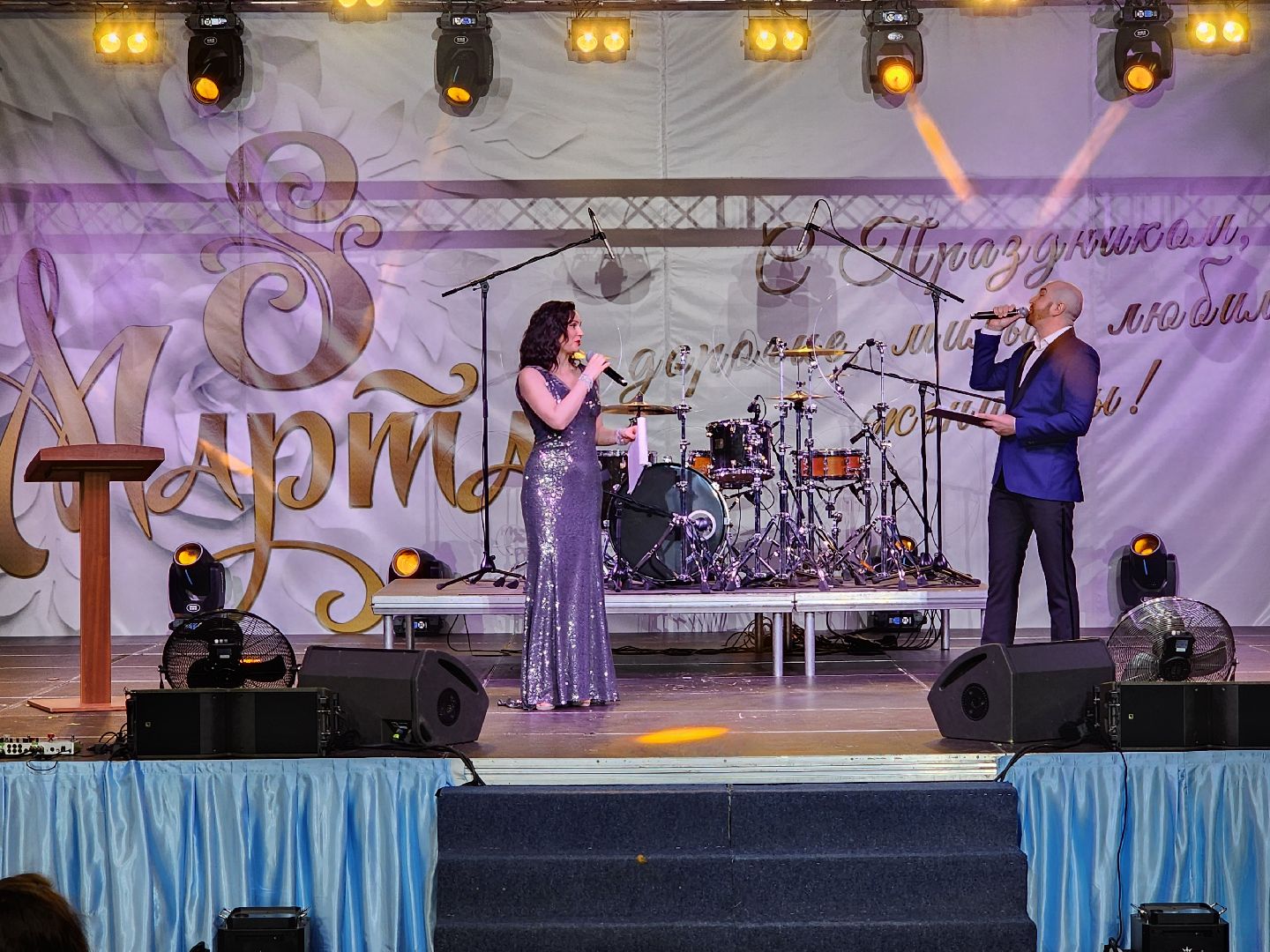 Чехов, дворец спорта Олимпийский, 8 Марта, Международный женский день, праздничный концерт, мероприятие, ансамбль танца Юность, вокальная студия Авангард, Митя Фомин, песни, танцы,