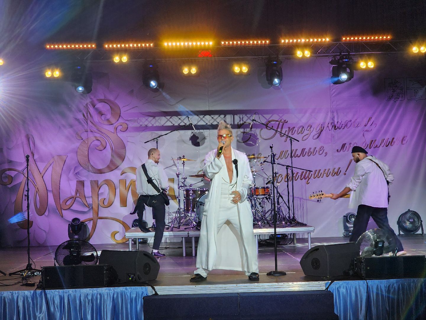 Чехов, дворец спорта Олимпийский, 8 Марта, Международный женский день, праздничный концерт, мероприятие, ансамбль танца Юность, вокальная студия Авангард, Митя Фомин, песни, танцы,