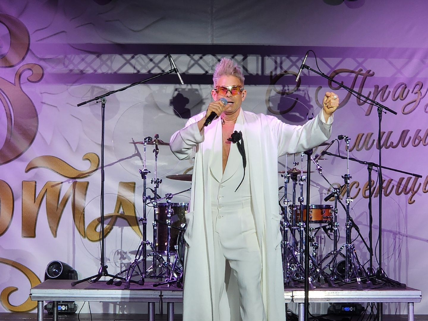 Чехов, дворец спорта Олимпийский, 8 Марта, Международный женский день, праздничный концерт, мероприятие, ансамбль танца Юность, вокальная студия Авангард, Митя Фомин, песни, танцы,