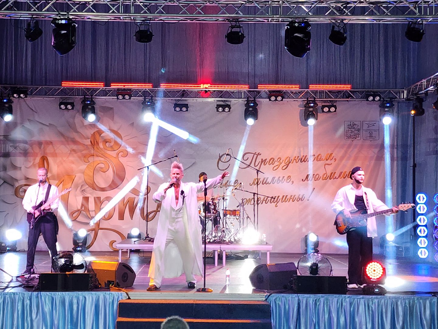 Чехов, дворец спорта Олимпийский, 8 Марта, Международный женский день, праздничный концерт, мероприятие, ансамбль танца Юность, вокальная студия Авангард, Митя Фомин, песни, танцы,