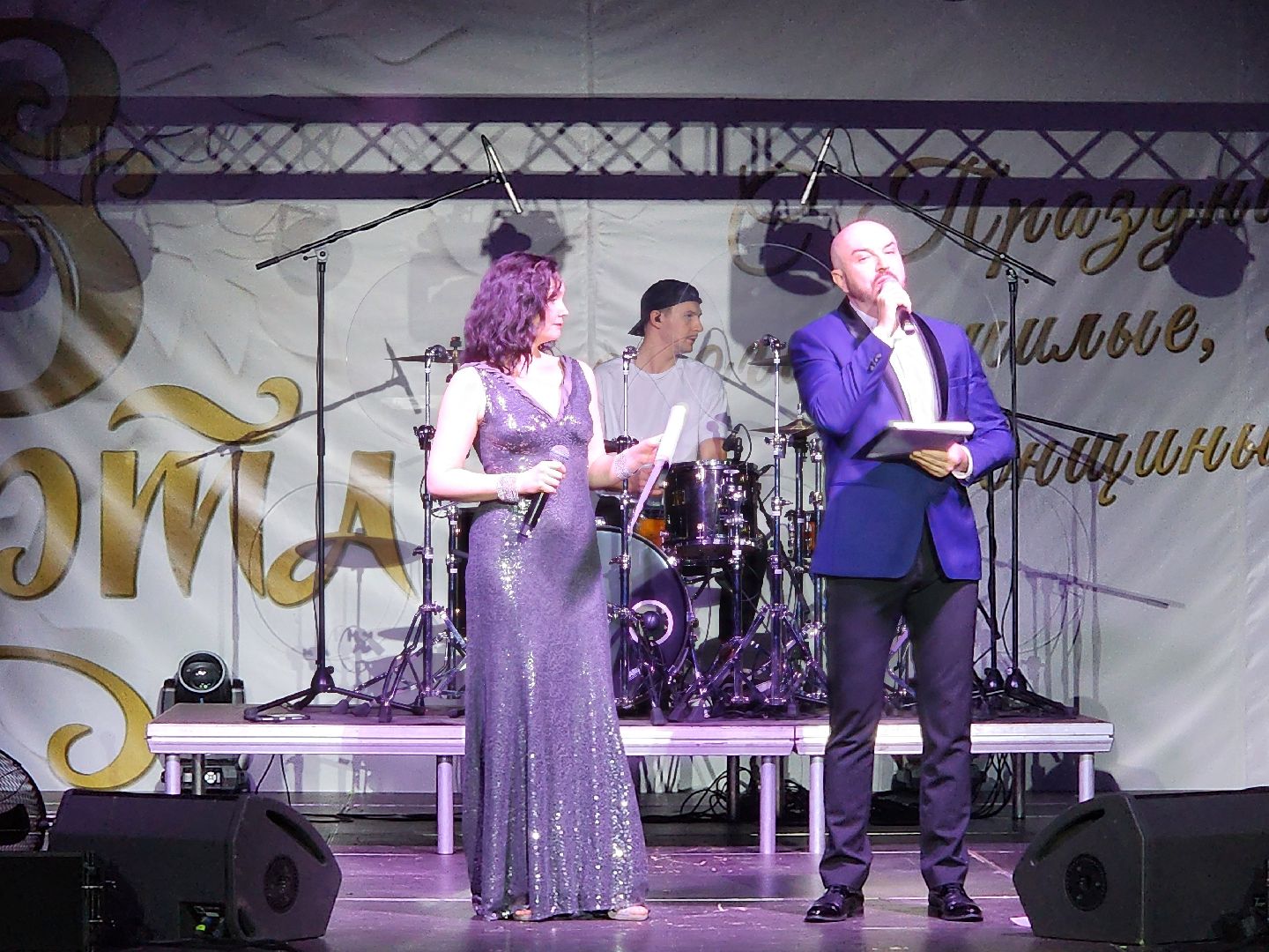 Чехов, дворец спорта Олимпийский, 8 Марта, Международный женский день, праздничный концерт, мероприятие, ансамбль танца Юность, вокальная студия Авангард, Митя Фомин, песни, танцы,