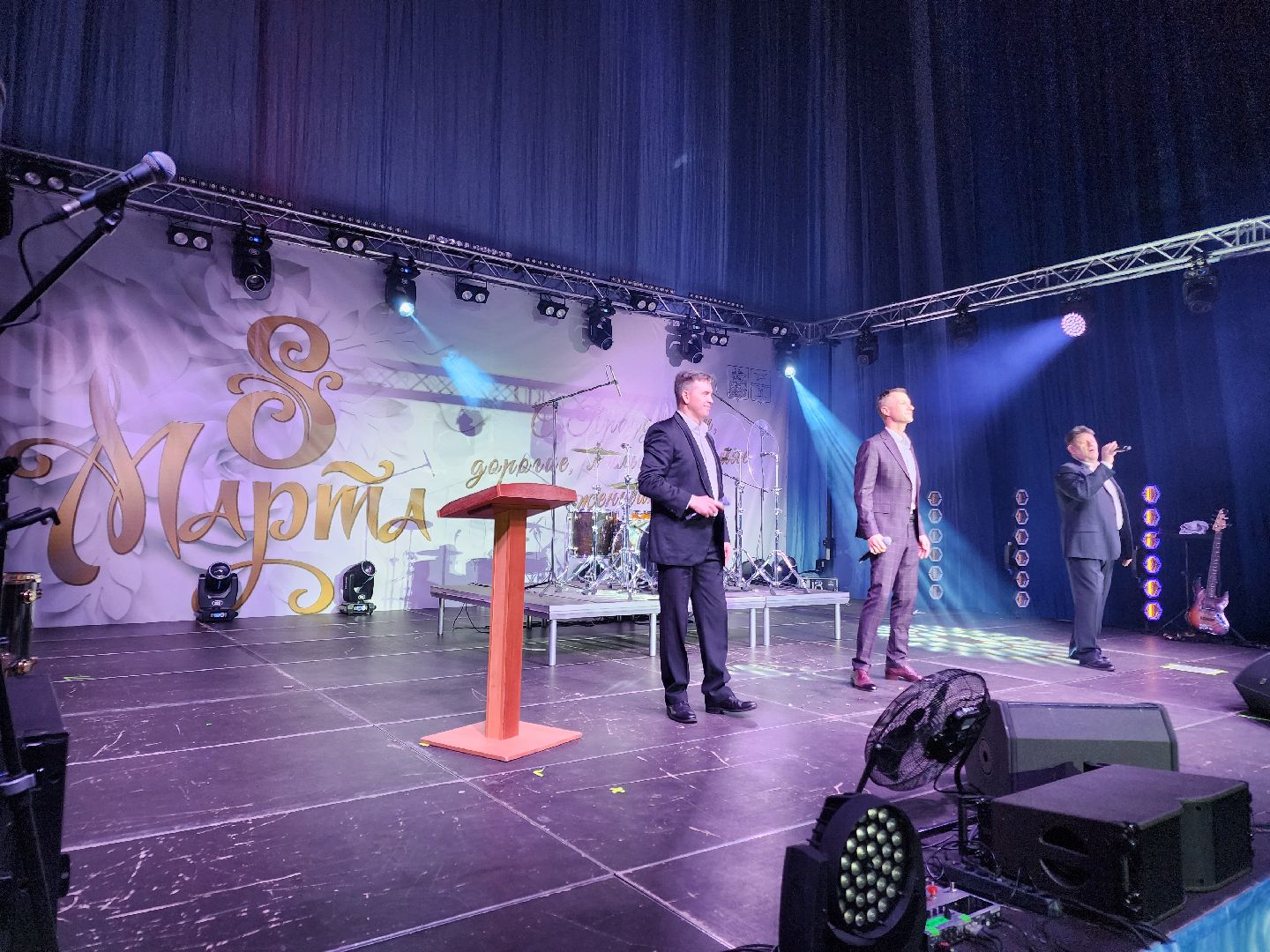 Чехов, дворец спорта Олимпийский, 8 Марта, Международный женский день, праздничный концерт, мероприятие, ансамбль танца Юность, вокальная студия Авангард, Митя Фомин, песни, танцы,