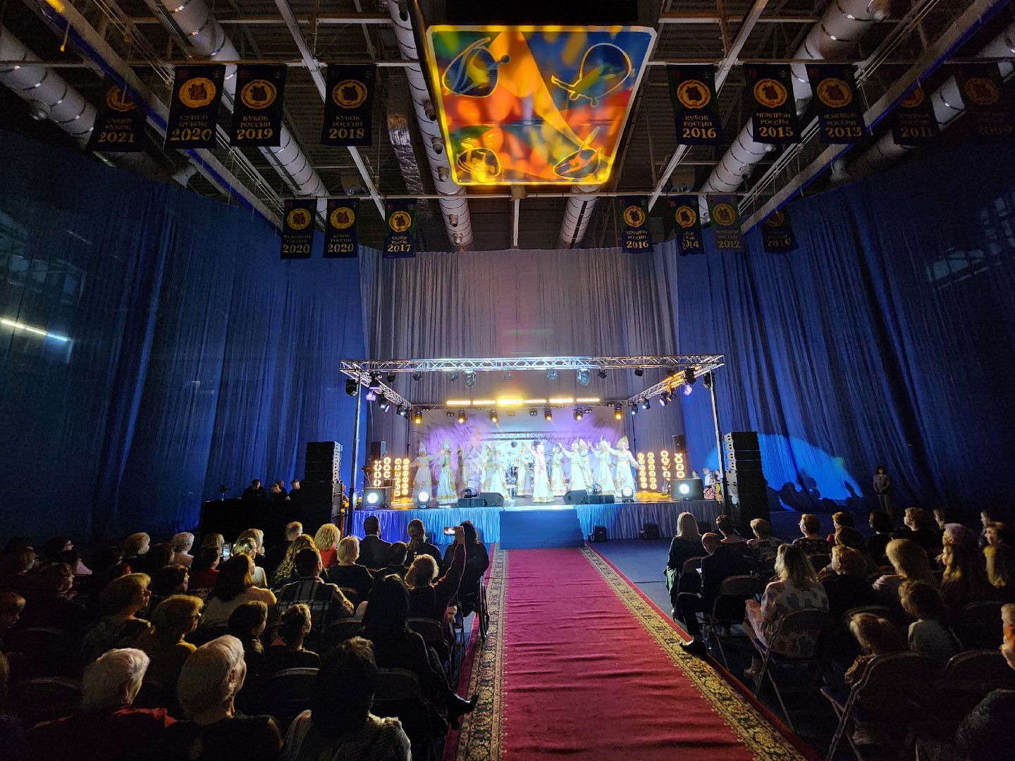 Чехов, дворец спорта Олимпийский, 8 Марта, Международный женский день, праздничный концерт, мероприятие, ансамбль танца Юность, вокальная студия Авангард, Митя Фомин, песни, танцы,