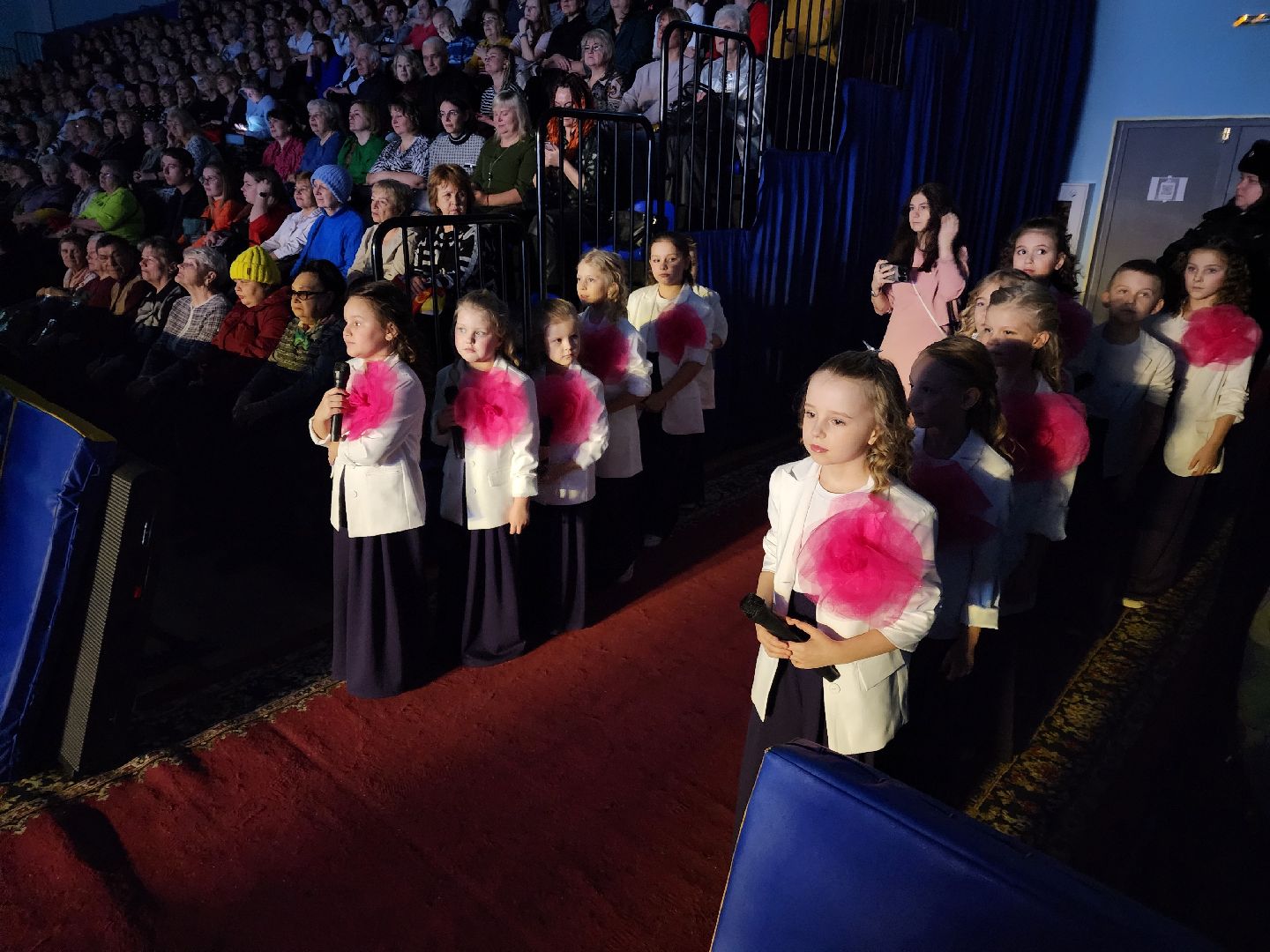 Чехов, дворец спорта Олимпийский, 8 Марта, Международный женский день, праздничный концерт, мероприятие, ансамбль танца Юность, вокальная студия Авангард, Митя Фомин, песни, танцы,