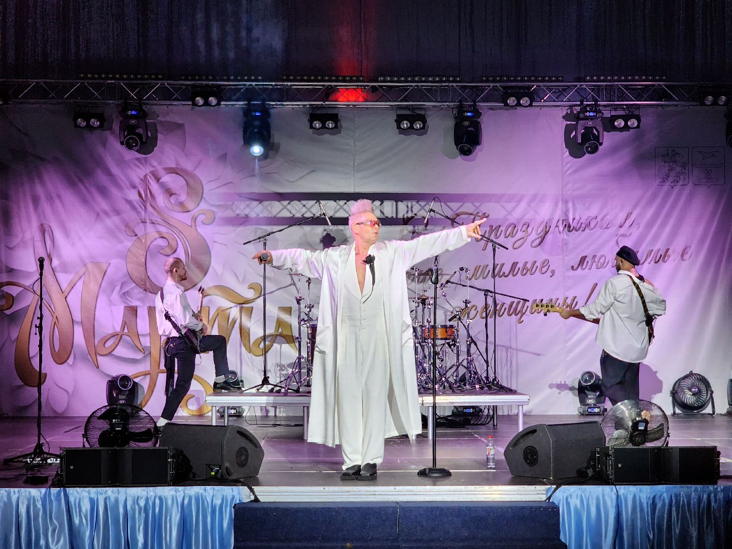 Чехов, дворец спорта Олимпийский, 8 Марта, Международный женский день, праздничный концерт, мероприятие, ансамбль танца Юность, вокальная студия Авангард, Митя Фомин, песни, танцы,