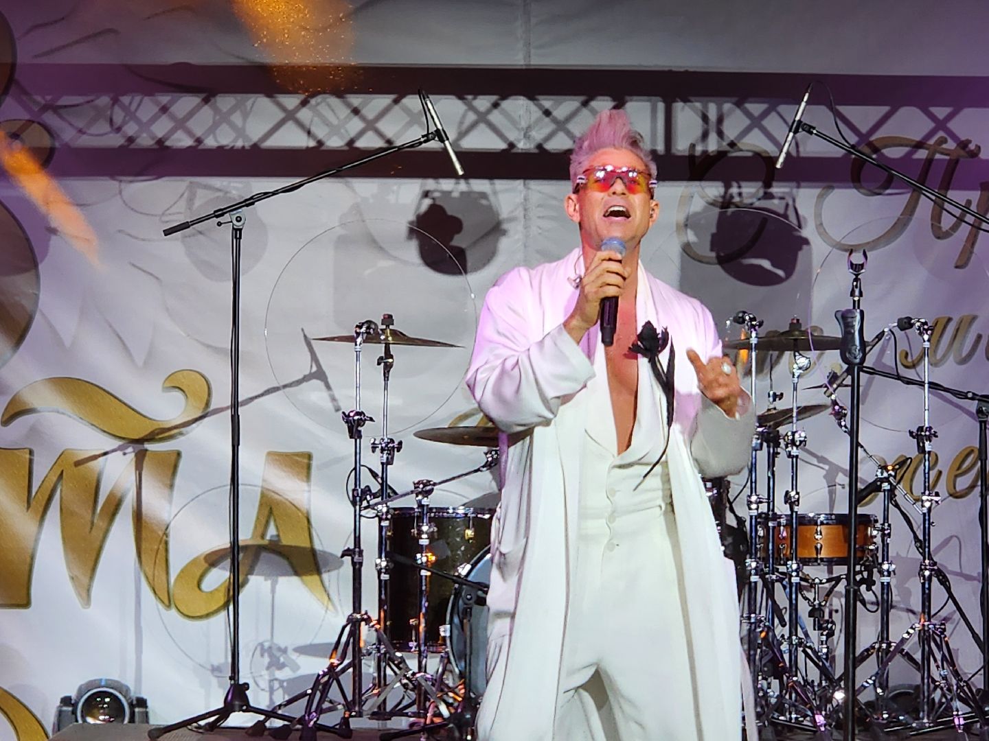 Чехов, дворец спорта Олимпийский, 8 Марта, Международный женский день, праздничный концерт, мероприятие, ансамбль танца Юность, вокальная студия Авангард, Митя Фомин, песни, танцы,