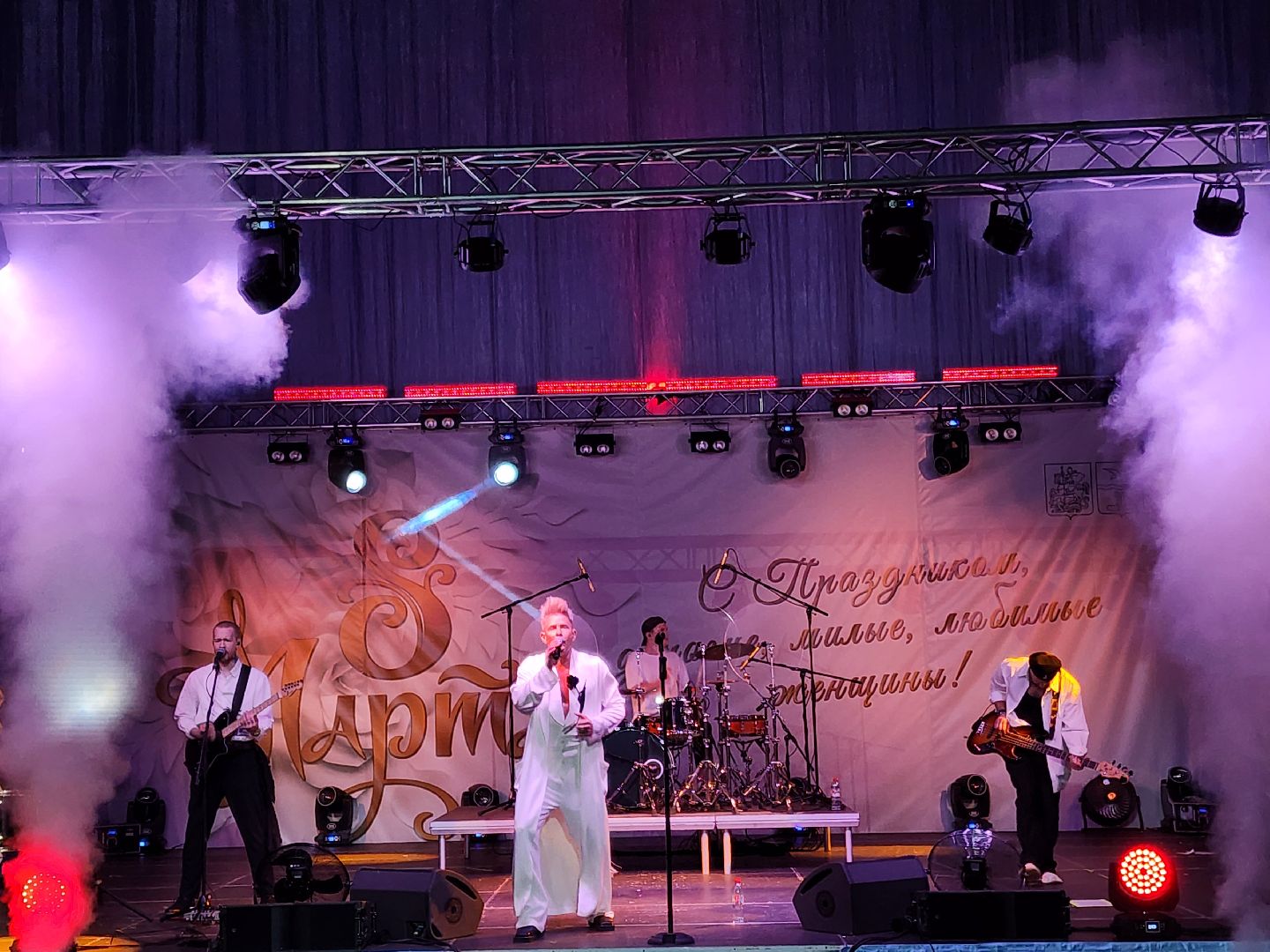 Чехов, дворец спорта Олимпийский, 8 Марта, Международный женский день, праздничный концерт, мероприятие, ансамбль танца Юность, вокальная студия Авангард, Митя Фомин, песни, танцы,