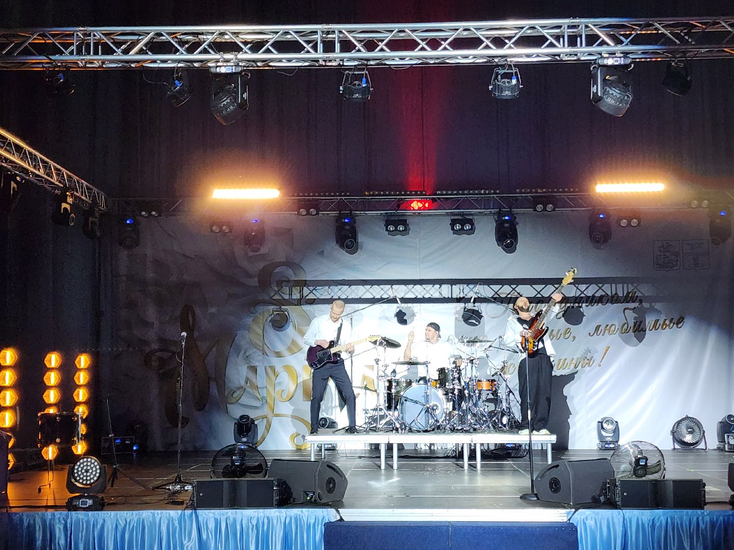 Чехов, дворец спорта Олимпийский, 8 Марта, Международный женский день, праздничный концерт, мероприятие, ансамбль танца Юность, вокальная студия Авангард, Митя Фомин, песни, танцы,