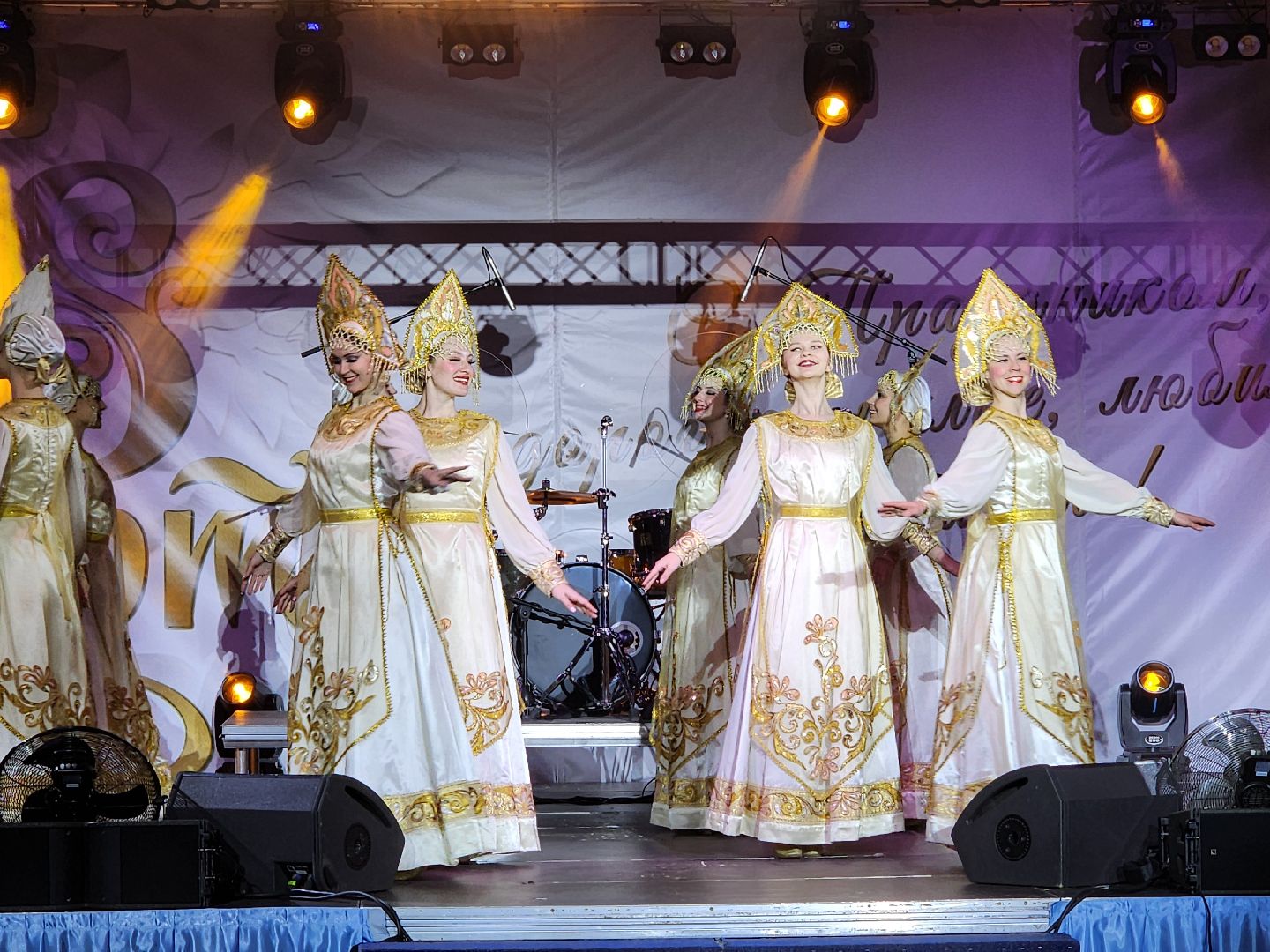 Чехов, дворец спорта Олимпийский, 8 Марта, Международный женский день, праздничный концерт, мероприятие, ансамбль танца Юность, вокальная студия Авангард, Митя Фомин, песни, танцы,