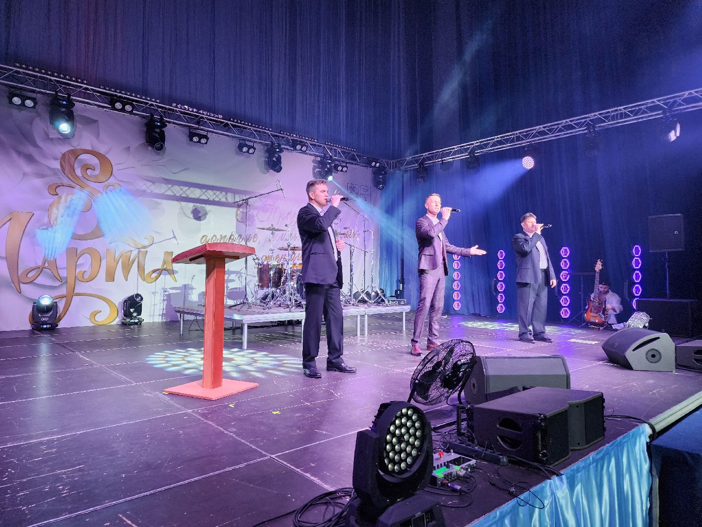 Чехов, дворец спорта Олимпийский, 8 Марта, Международный женский день, праздничный концерт, мероприятие, ансамбль танца Юность, вокальная студия Авангард, Митя Фомин, песни, танцы,