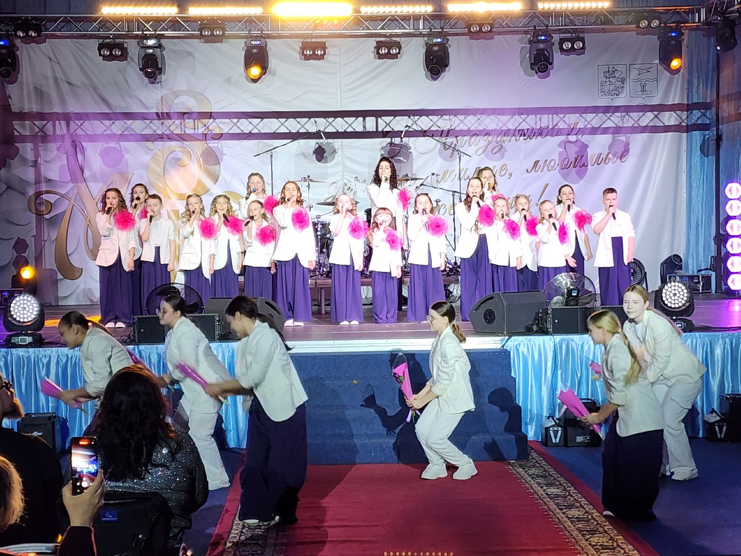 Чехов, дворец спорта Олимпийский, 8 Марта, Международный женский день, праздничный концерт, мероприятие, ансамбль танца Юность, вокальная студия Авангард, Митя Фомин, песни, танцы,