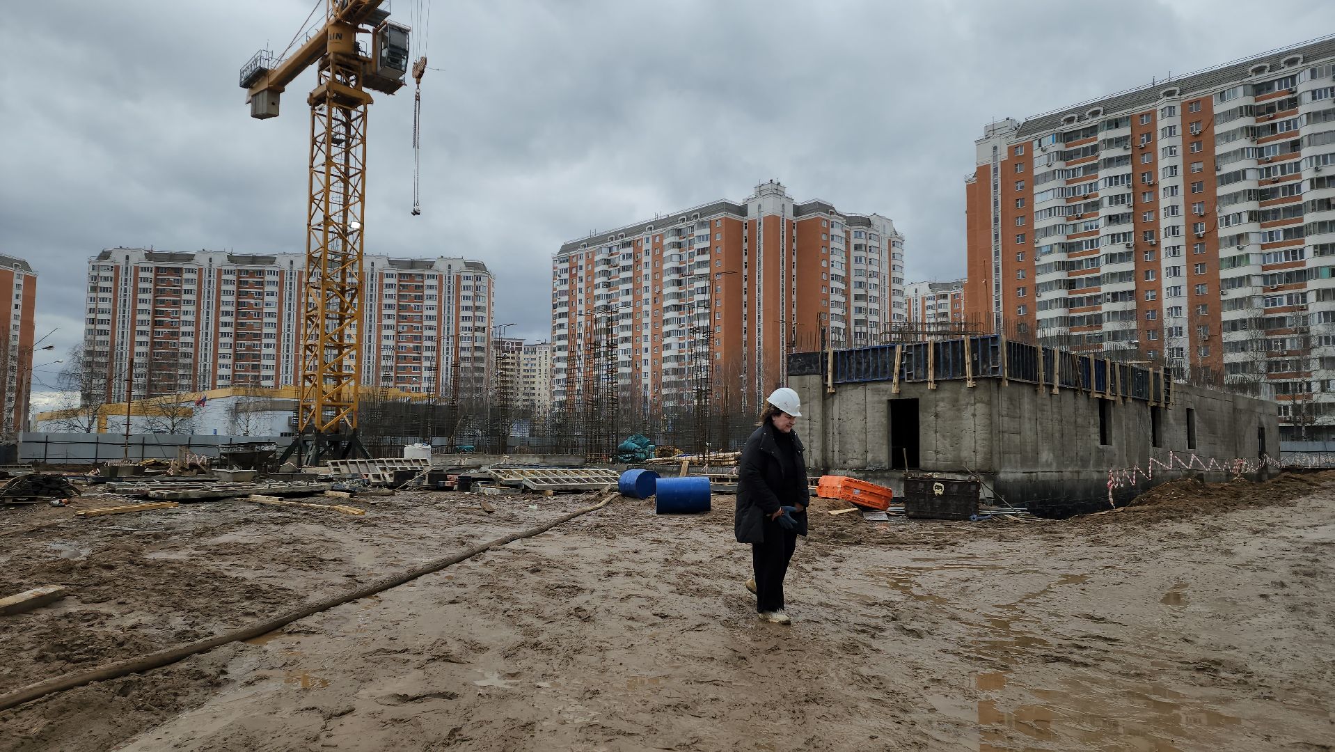 Женщина-крановщик, Лобня, 8 марта,