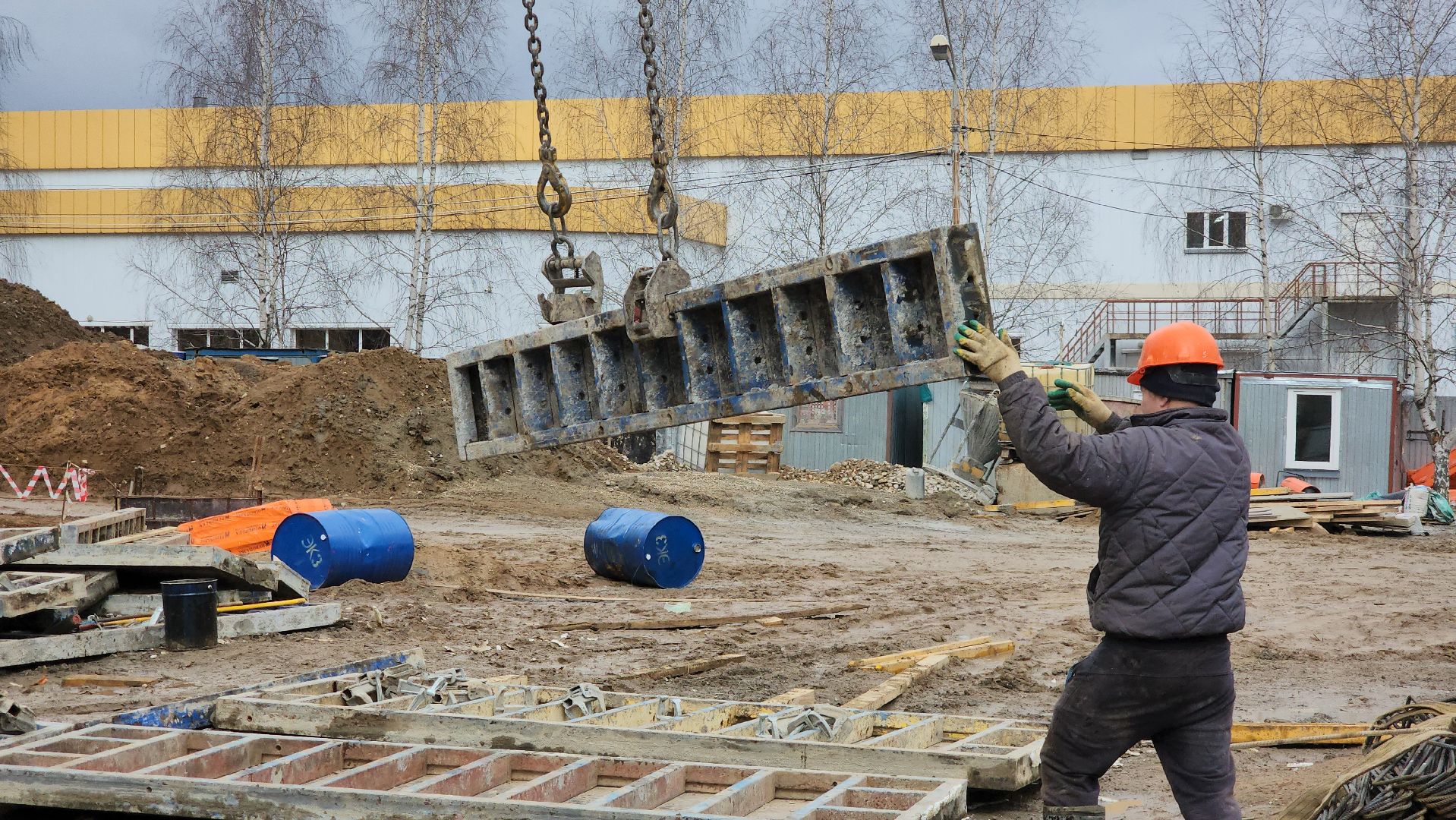 Женщина-крановщик, Лобня, 8 марта,