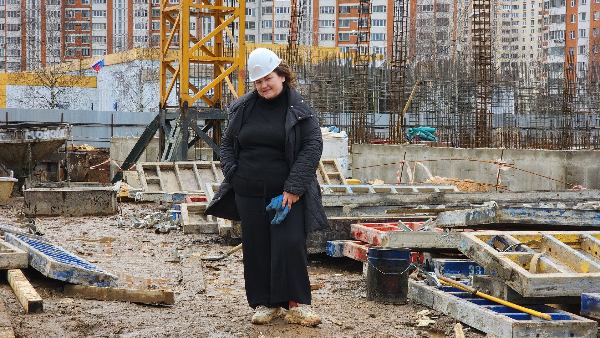 Женщина-крановщик, Лобня, 8 марта,