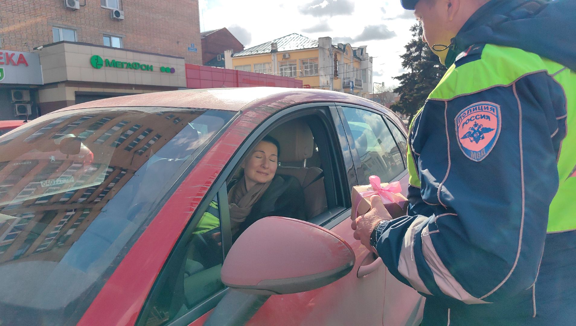 инспектор, 8 марта, автоледи, цветы, пдд,