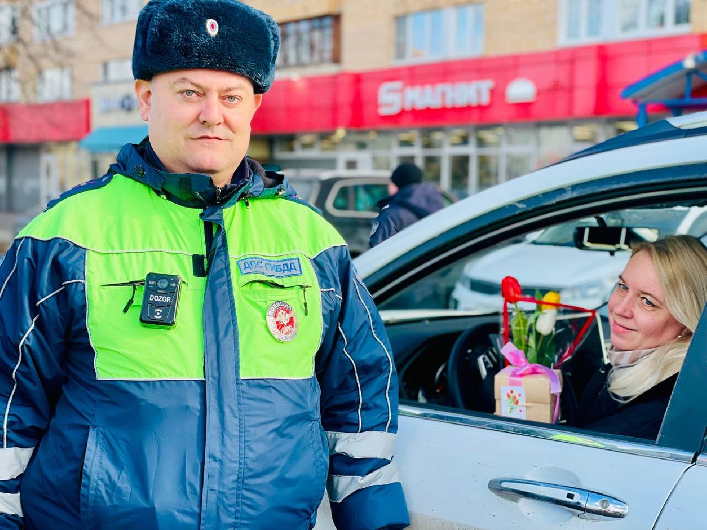 инспектор, 8 марта, автоледи, цветы, пдд,