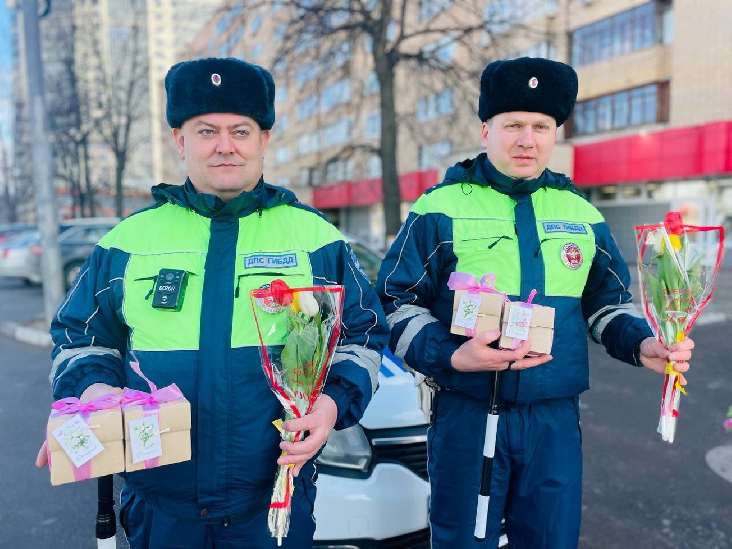 инспектор, 8 марта, автоледи, цветы, пдд,