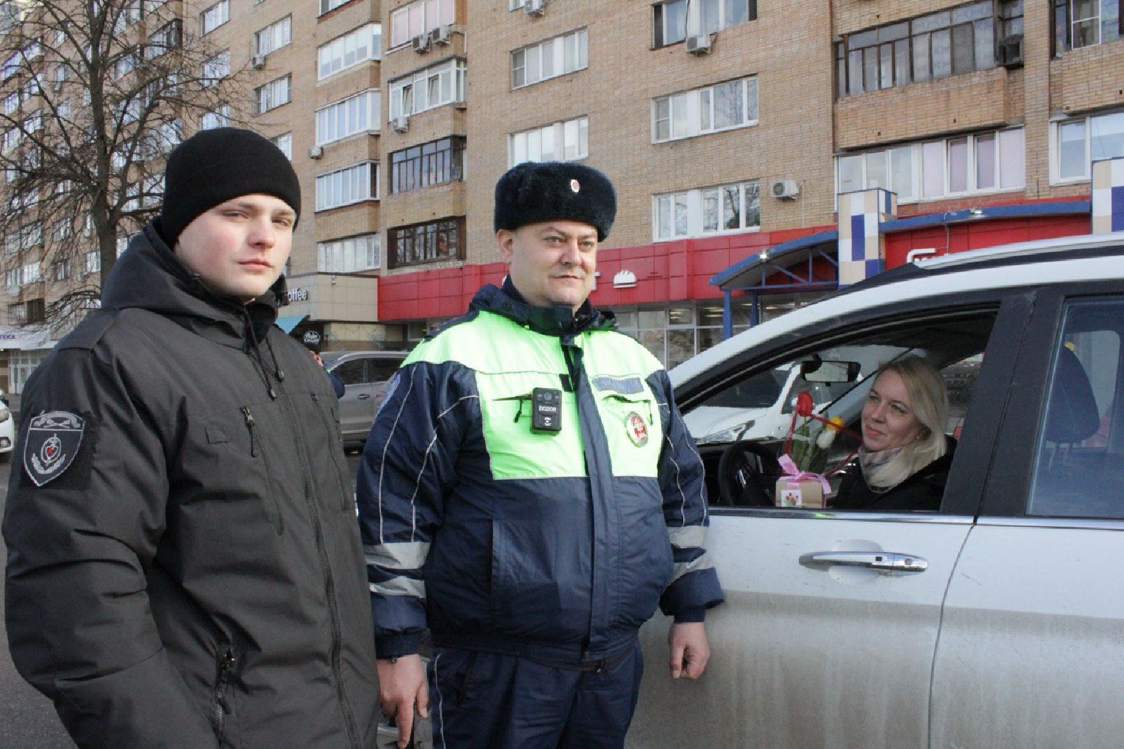 инспектор, 8 марта, автоледи, цветы, пдд,