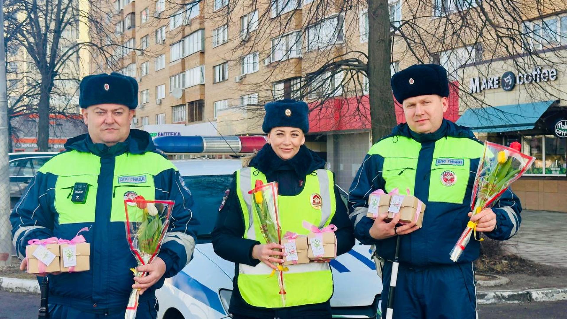 инспектор, 8 марта, автоледи, цветы, пдд,