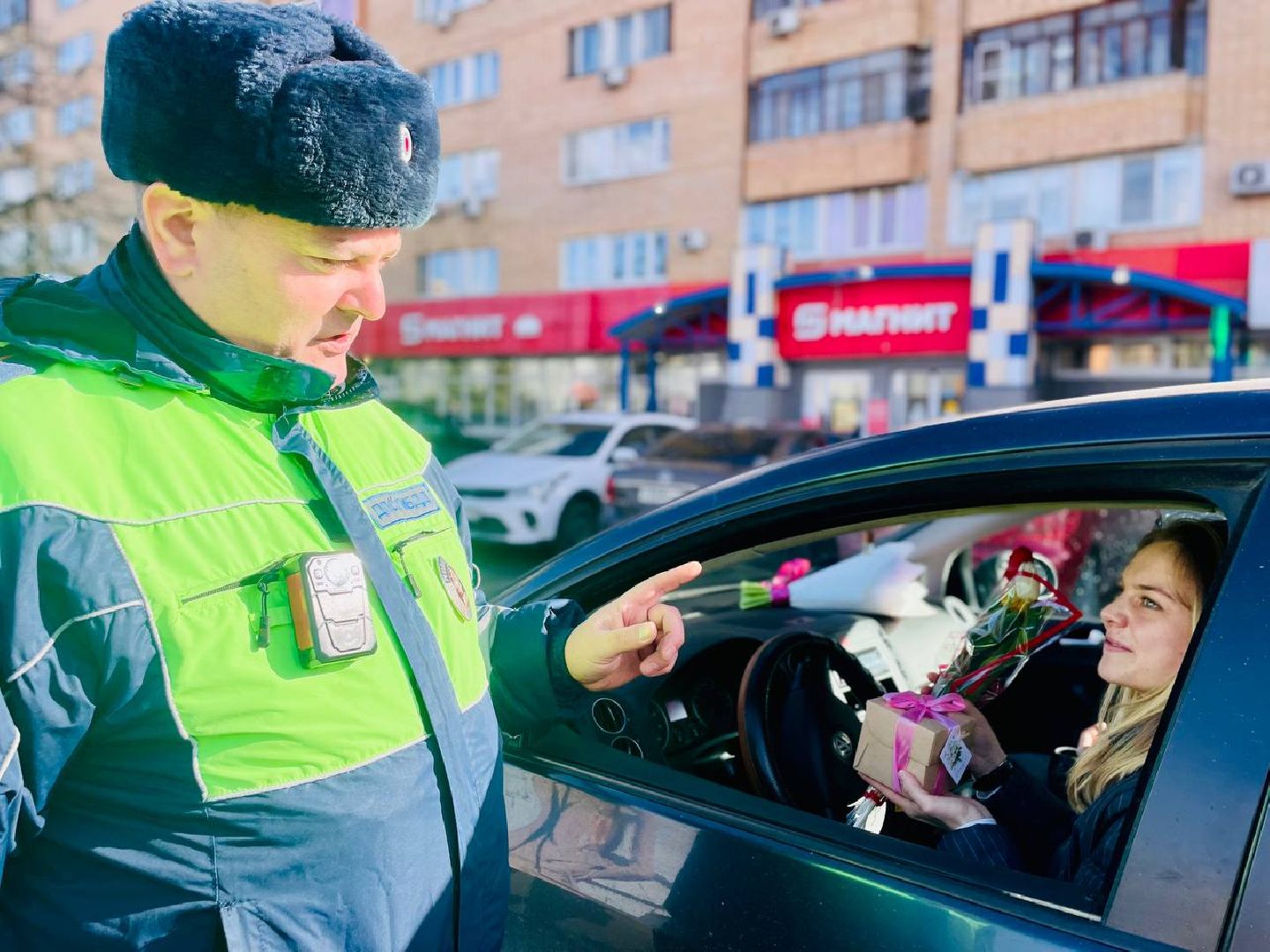 инспектор, 8 марта, автоледи, цветы, пдд,