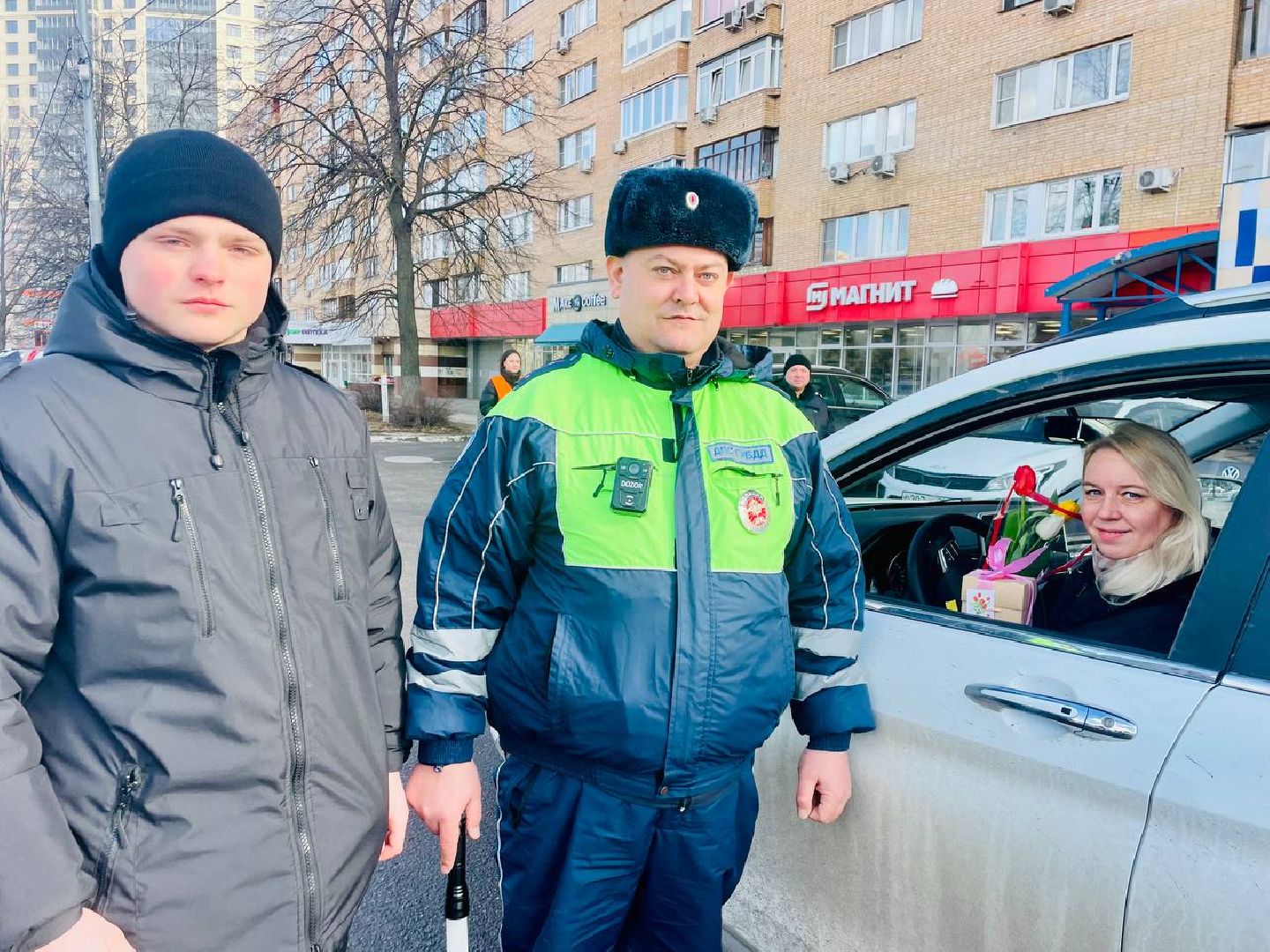 инспектор, 8 марта, автоледи, цветы, пдд,