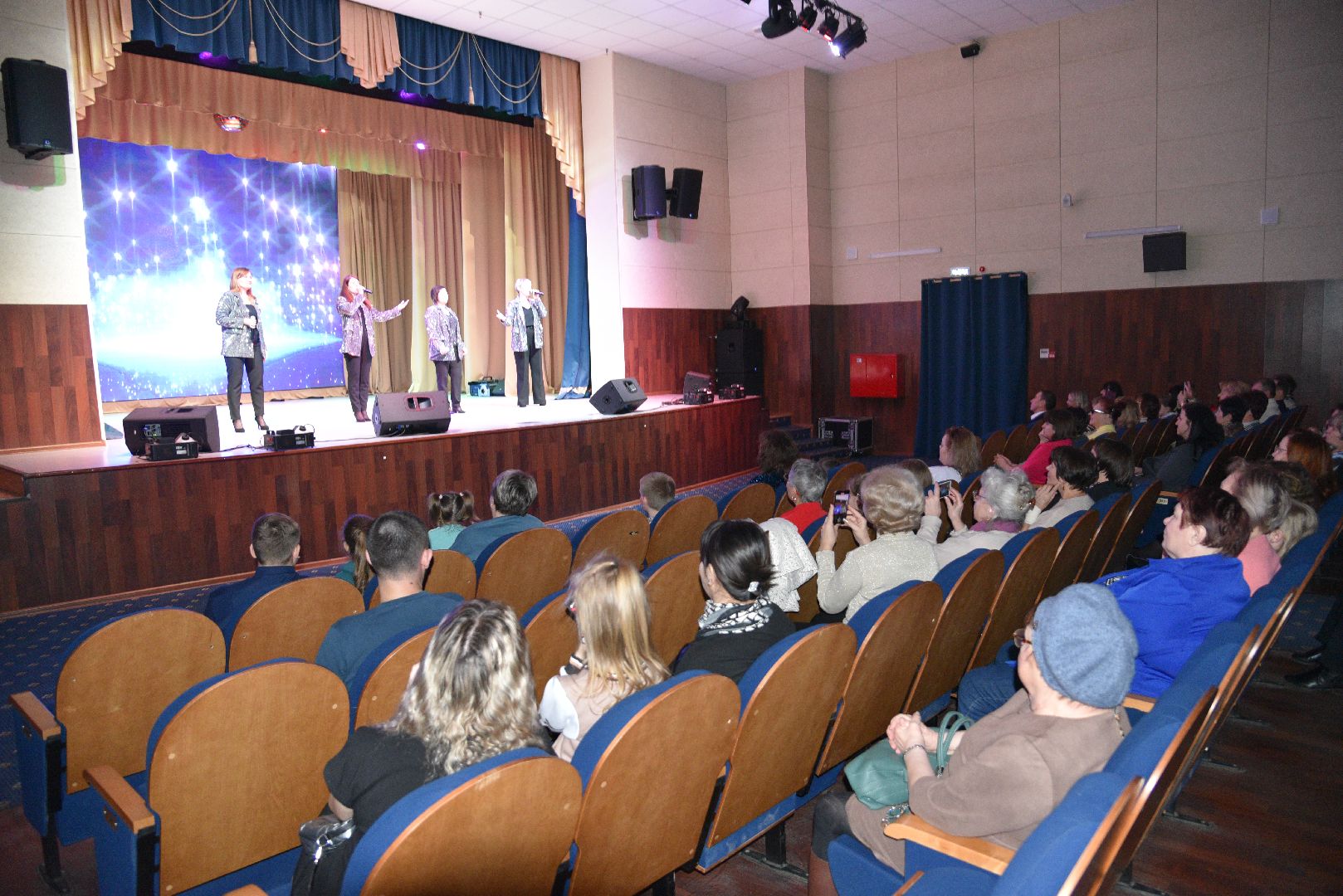 лотошино, лотошинский цдк, концерт, 8 марта, международный женский день,