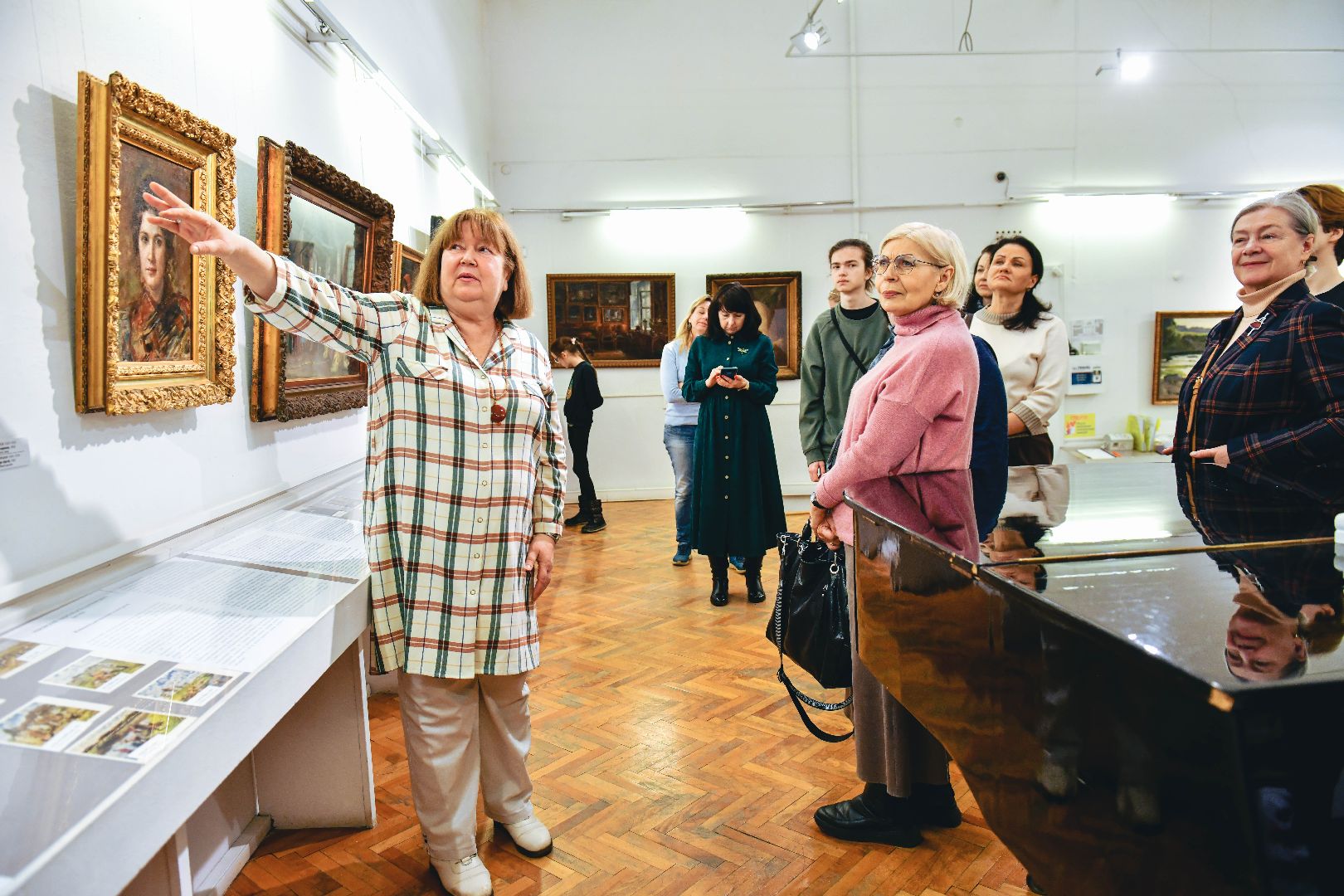 экскурсия, экскурсовод, галерея, картина,
