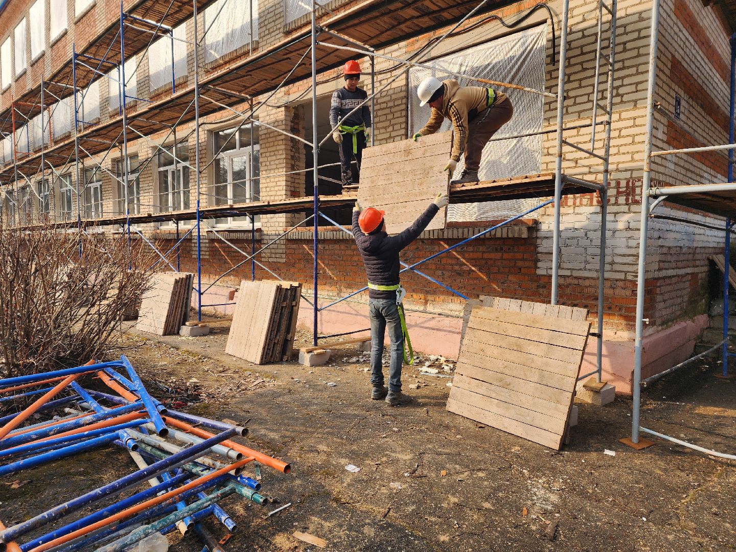 красноармейск, городской округ пушкинский, капремонт школы, строительные леса, ремонт фасада,