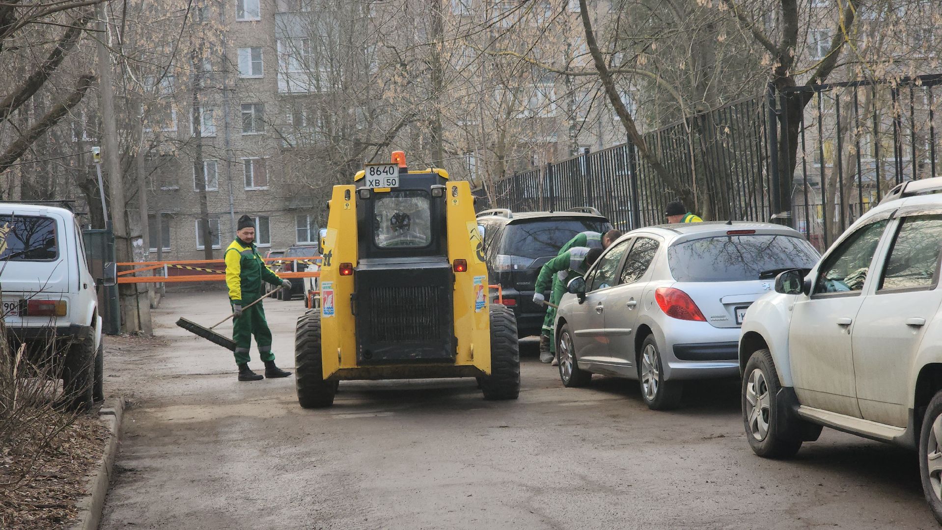 долгопрудный, мбу благоустройство, смет мусора, погрузчик,