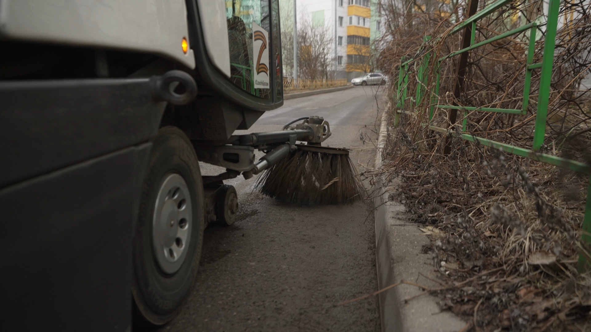 уборка дорог,Власиха уборка улиц, мкр заозерный власиха, Власиха Заозерная, весенняя уборка,