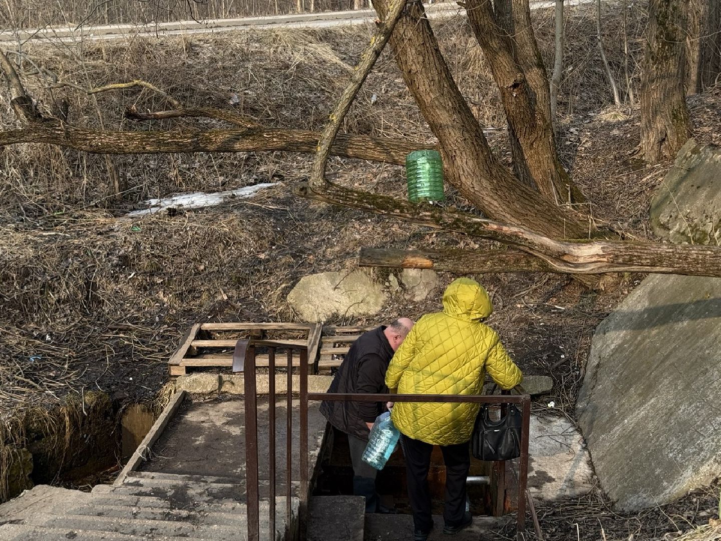 родник, павлино, чистая вода, грязная вода, люди,