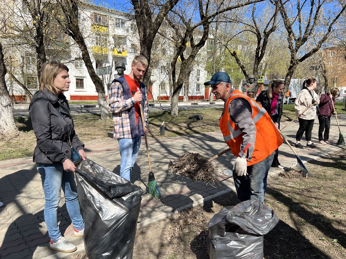 Химки, Аллея земляков-Героев, субботник, уборка