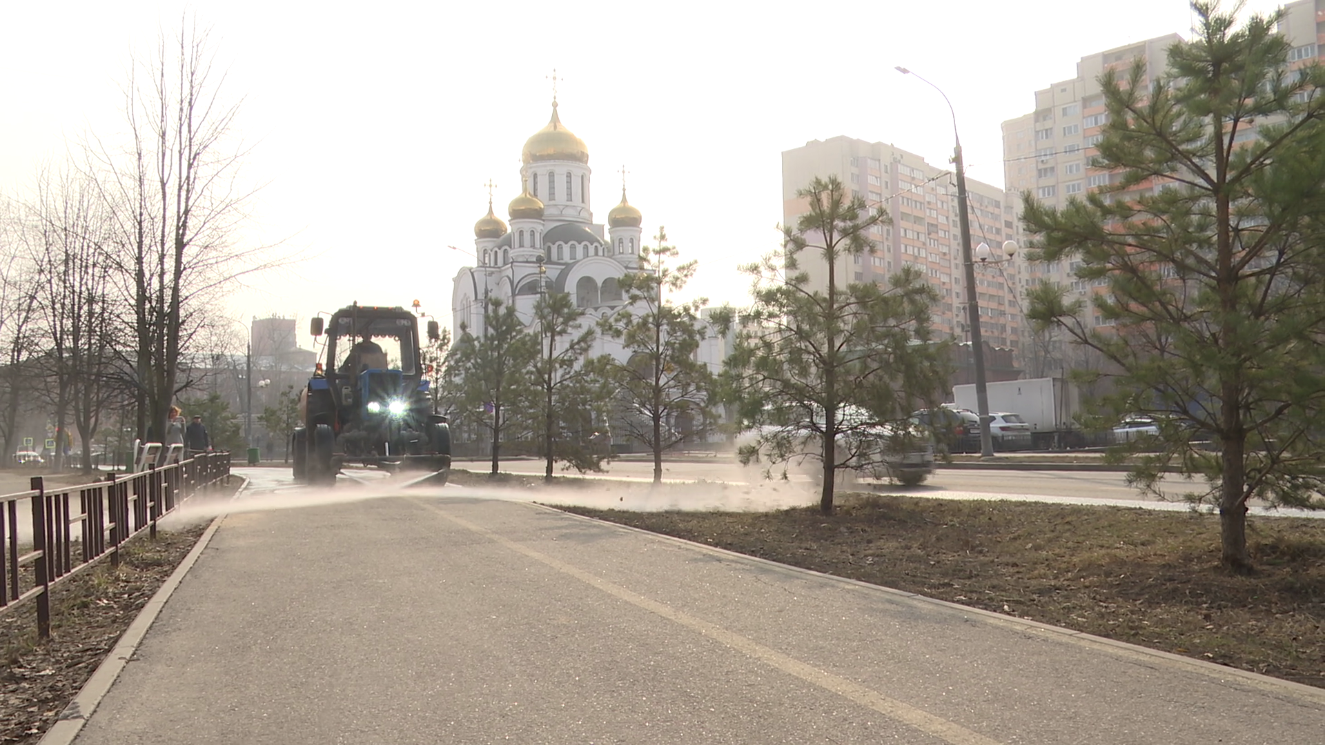 реутов, уборка города, полив дорог, полив деревьев,