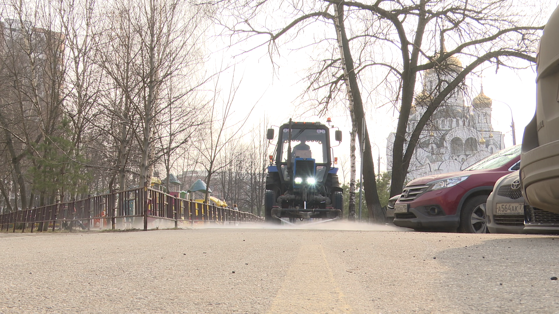 реутов, уборка города, полив дорог, полив деревьев,