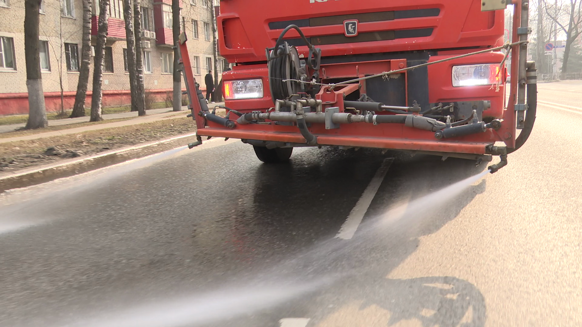 реутов, уборка города, полив дорог, полив деревьев,