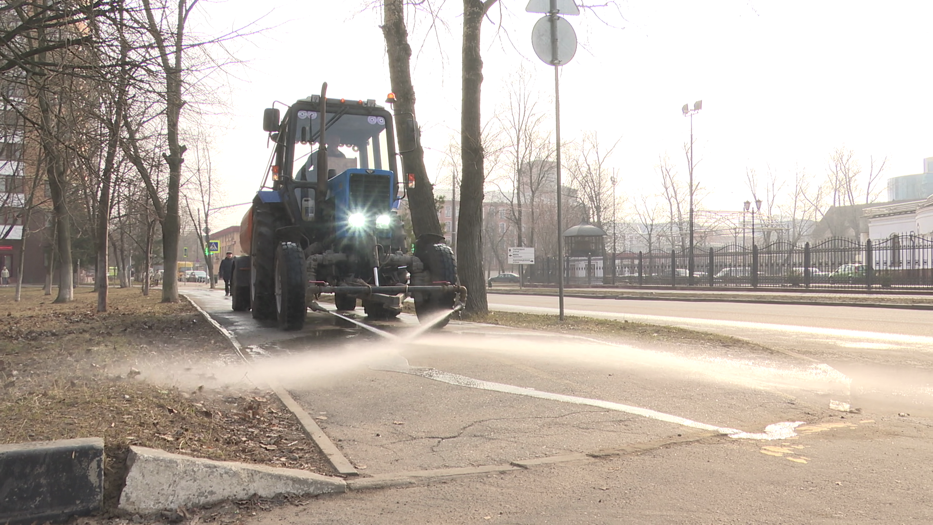 реутов, уборка города, полив дорог, полив деревьев,
