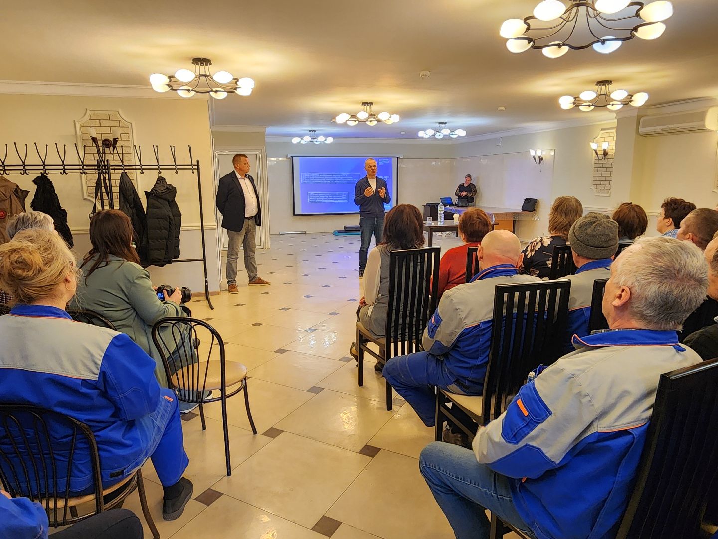 Чехов, деревня Люторецкое, завод Электрощит, депутат Госдумы РФ, Александр Коган, встреча с сотрудниками предприятия, отчет за 2024 год, результаты, достижения, Единая Россия,