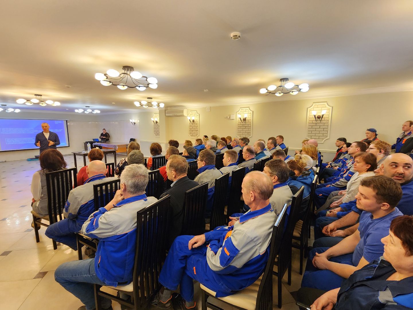 Чехов, деревня Люторецкое, завод Электрощит, депутат Госдумы РФ, Александр Коган, встреча с сотрудниками предприятия, отчет за 2024 год, результаты, достижения, Единая Россия,