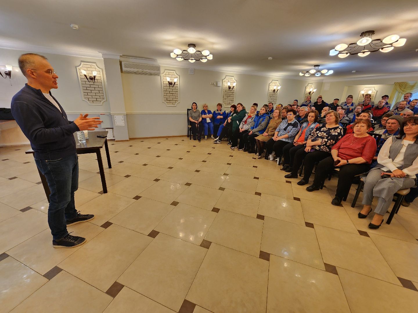 Чехов, деревня Люторецкое, завод Электрощит, депутат Госдумы РФ, Александр Коган, встреча с сотрудниками предприятия, отчет за 2024 год, результаты, достижения, Единая Россия,