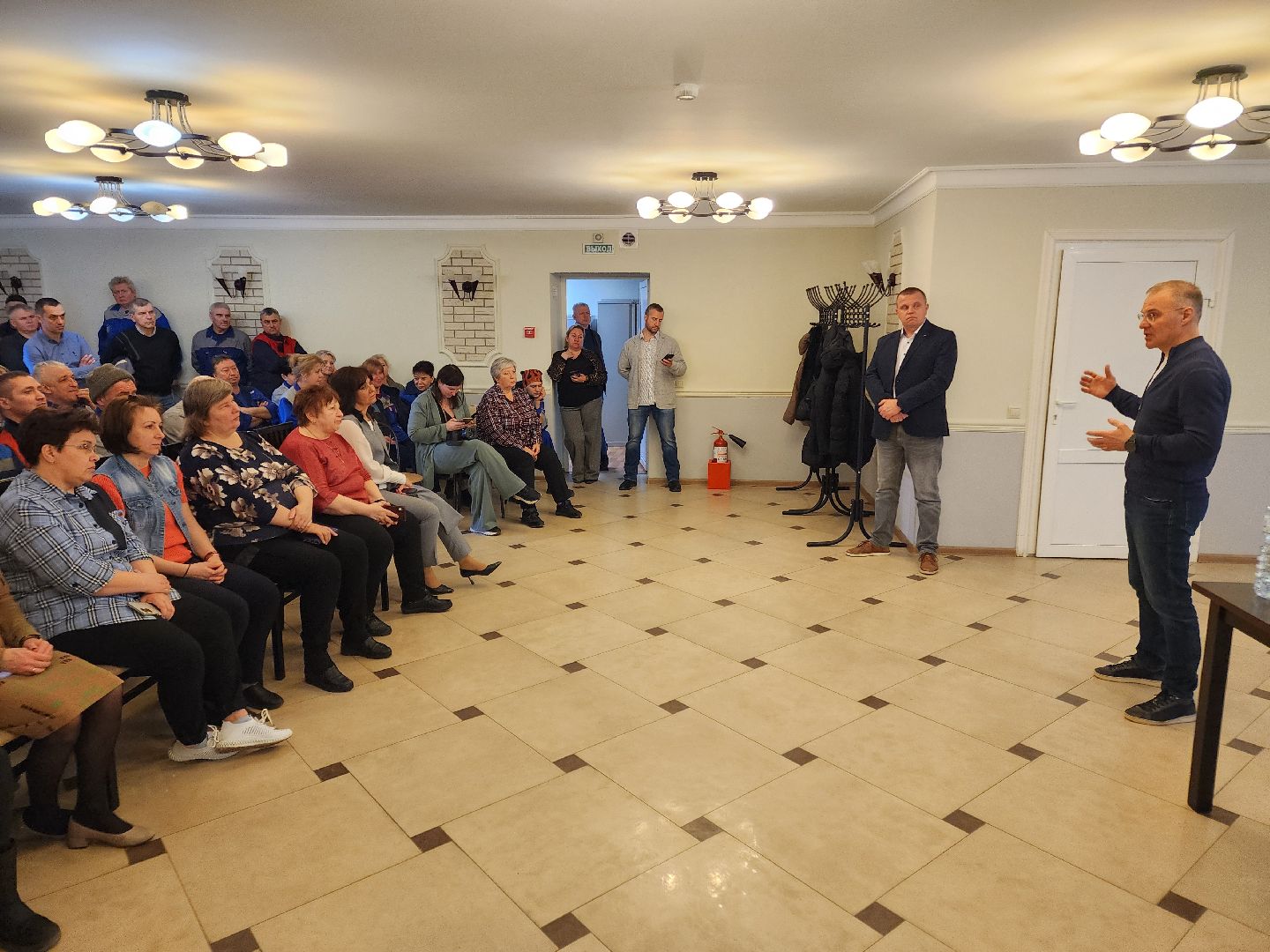 Чехов, деревня Люторецкое, завод Электрощит, депутат Госдумы РФ, Александр Коган, встреча с сотрудниками предприятия, отчет за 2024 год, результаты, достижения, Единая Россия,