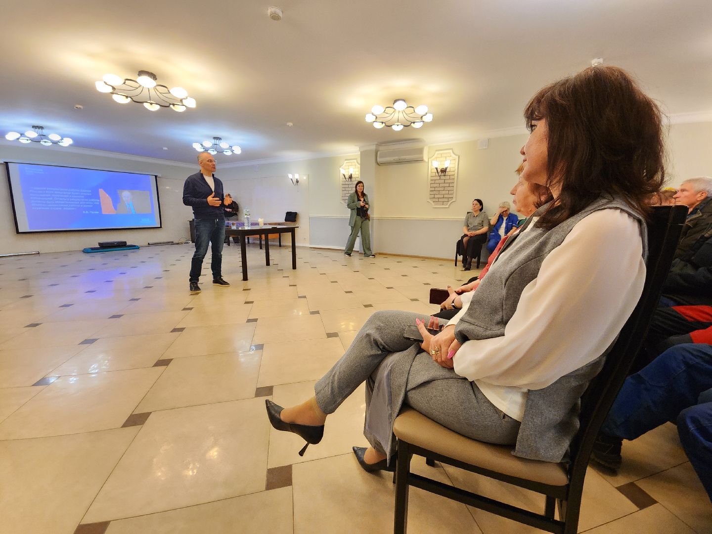 Чехов, деревня Люторецкое, завод Электрощит, депутат Госдумы РФ, Александр Коган, встреча с сотрудниками предприятия, отчет за 2024 год, результаты, достижения, Единая Россия,