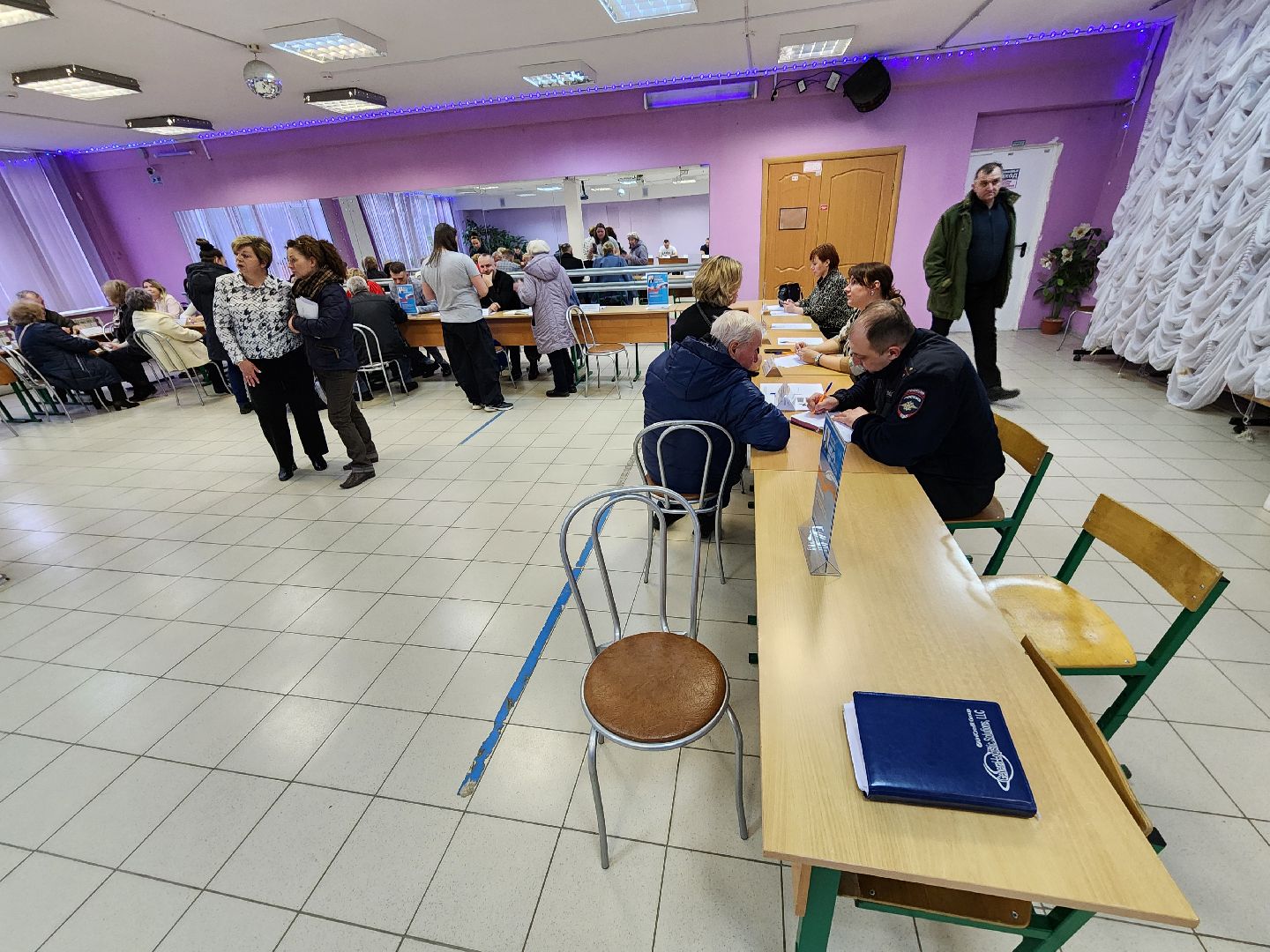 Чехов, село Новый Быт, выездная администрация, встреча с жителями, обращения граждан, улица Новая, содержание многоквартирных домов, уборка в подъездах, текущий ремонт,