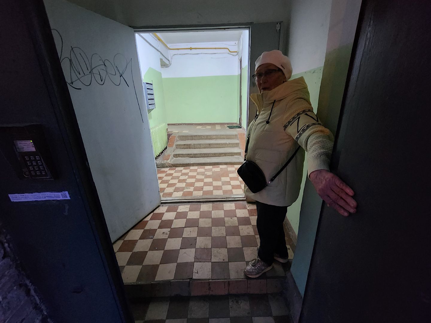 Чехов, село Новый Быт, выездная администрация, встреча с жителями, обращения граждан, улица Новая, содержание многоквартирных домов, уборка в подъездах, текущий ремонт,