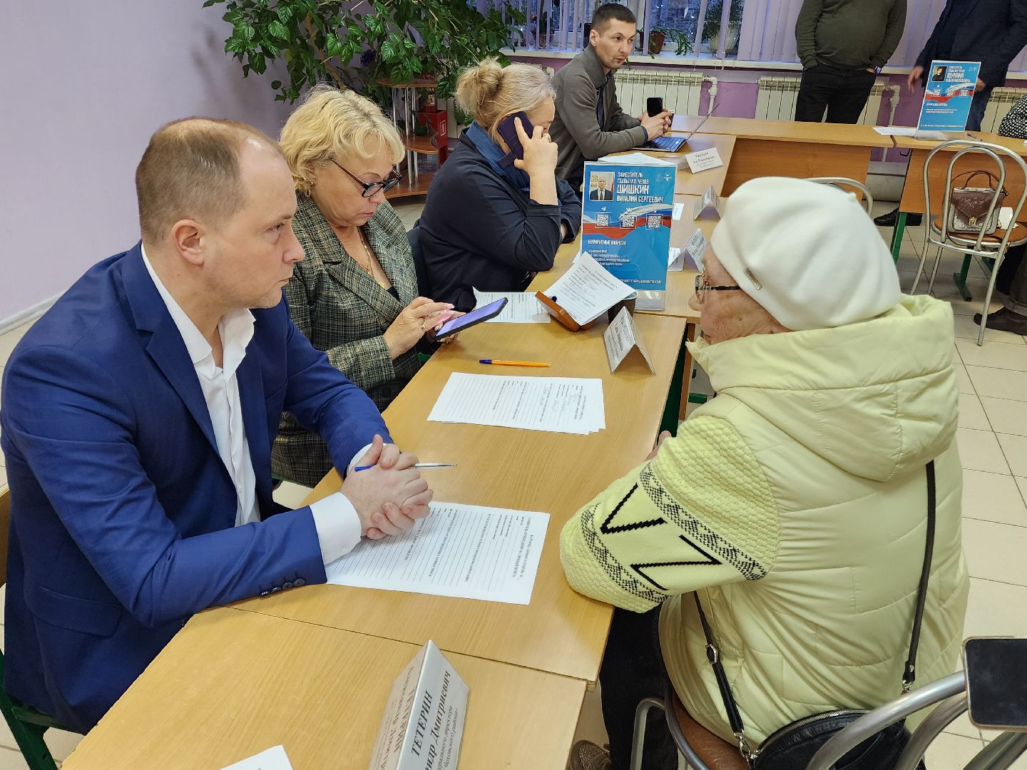 Чехов, село Новый Быт, выездная администрация, встреча с жителями, обращения граждан, улица Новая, содержание многоквартирных домов, уборка в подъездах, текущий ремонт,