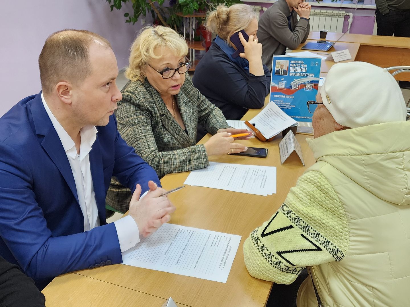 Чехов, село Новый Быт, выездная администрация, встреча с жителями, обращения граждан, улица Новая, содержание многоквартирных домов, уборка в подъездах, текущий ремонт,