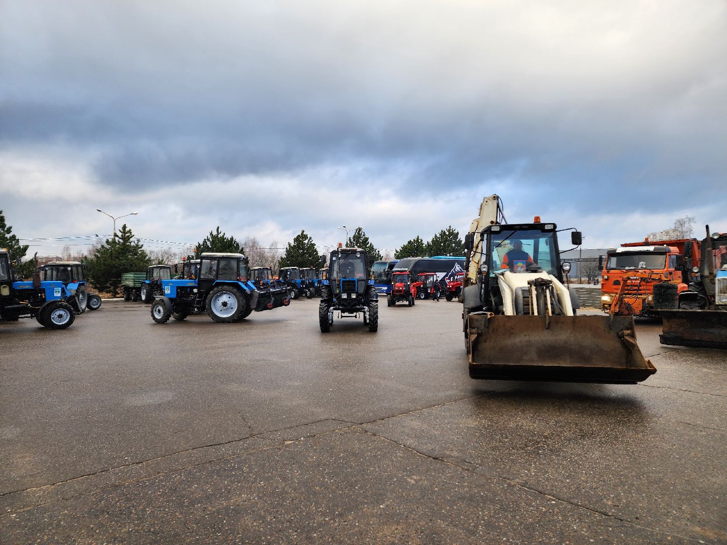 Чехов, уборочная техника, инвентарь, средства малой механизации, дворники, смотр, проверка, подготовка к весенне-летнему сезону, мбу чеховское благоустройство, глава округа михаил собакин,