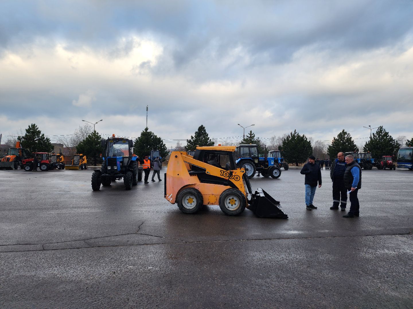 Чехов, уборочная техника, инвентарь, средства малой механизации, дворники, смотр, проверка, подготовка к весенне-летнему сезону, мбу чеховское благоустройство, глава округа михаил собакин,